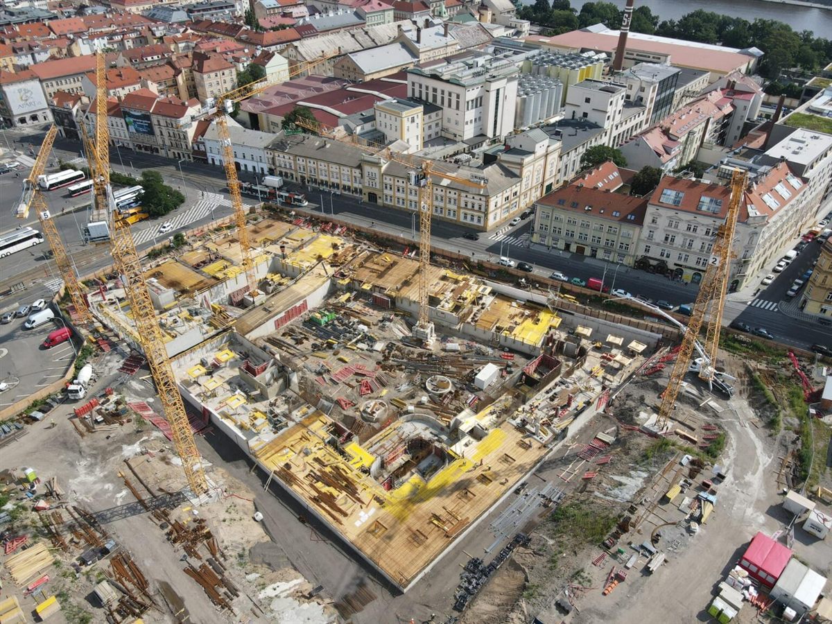 Staveniště s jeřáby